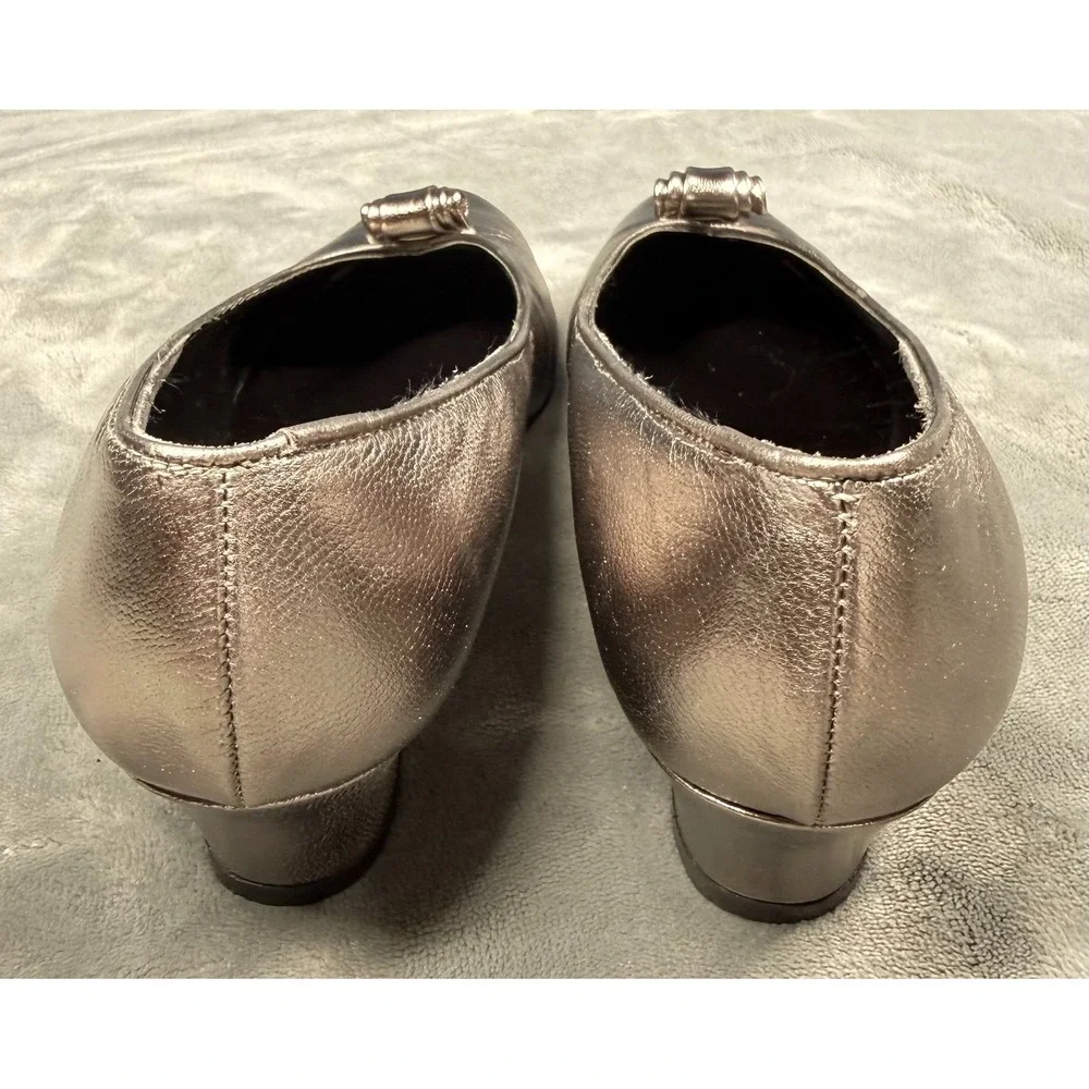 DeLiso Pumps Womens 7.5 B Bronze Metallic Leather Heels Bow Vintage